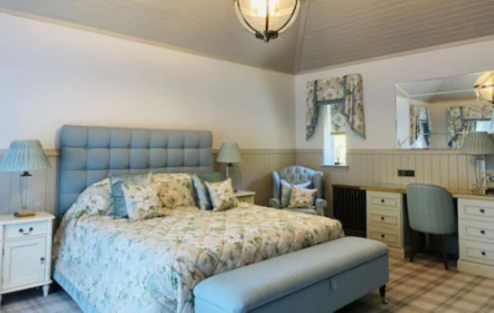 East, Lodge, Twin Beds, 2 King Beds
