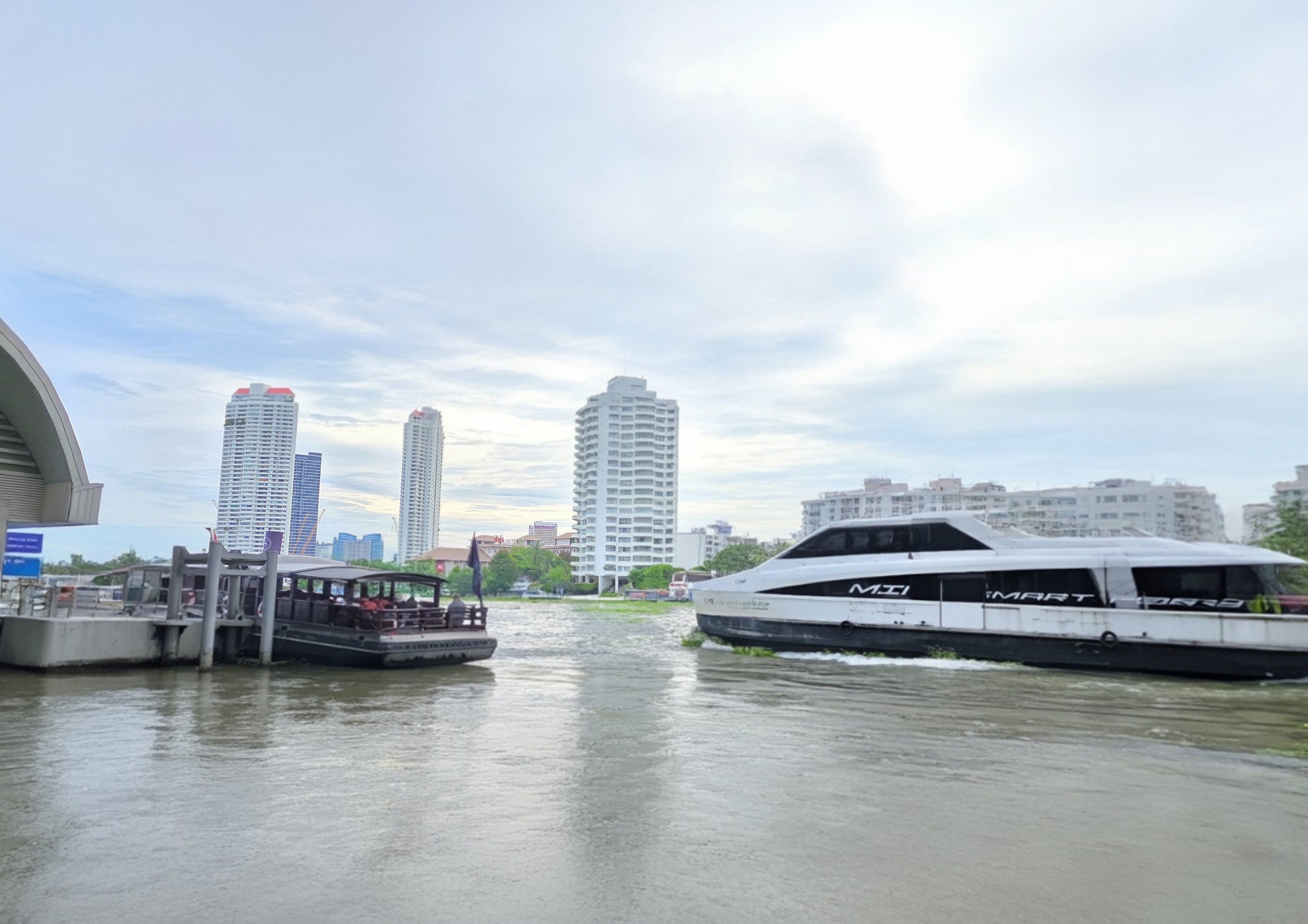Holiday Inn Express & Suites Bangkok Central Pier 36/38