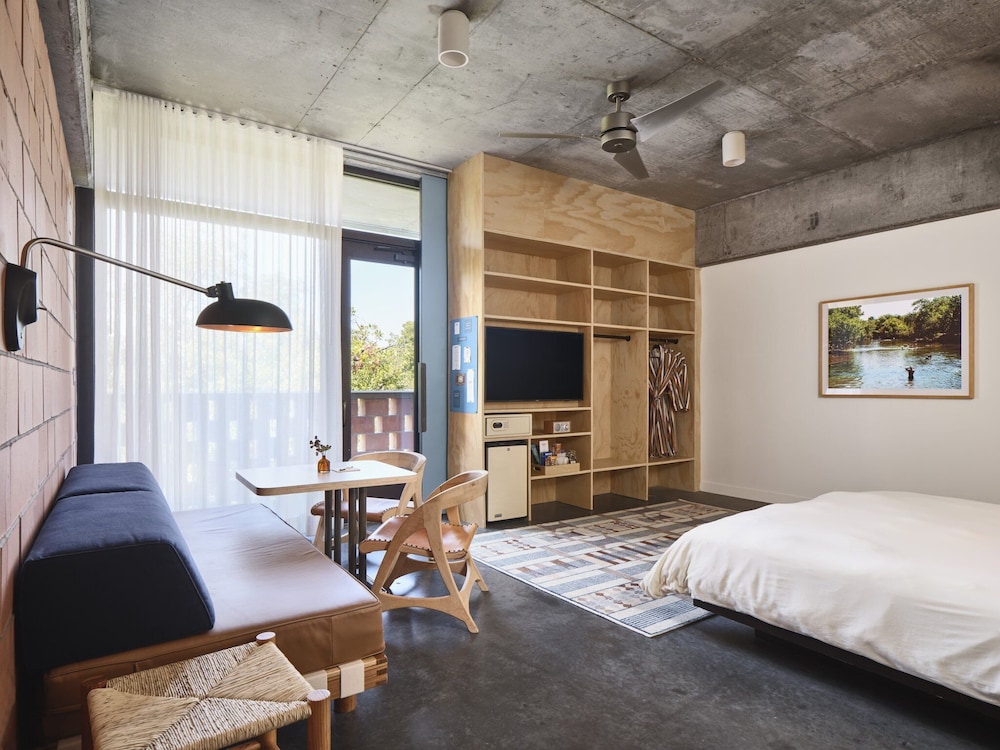 DELUXE, KING BED, ACCESSIBLE