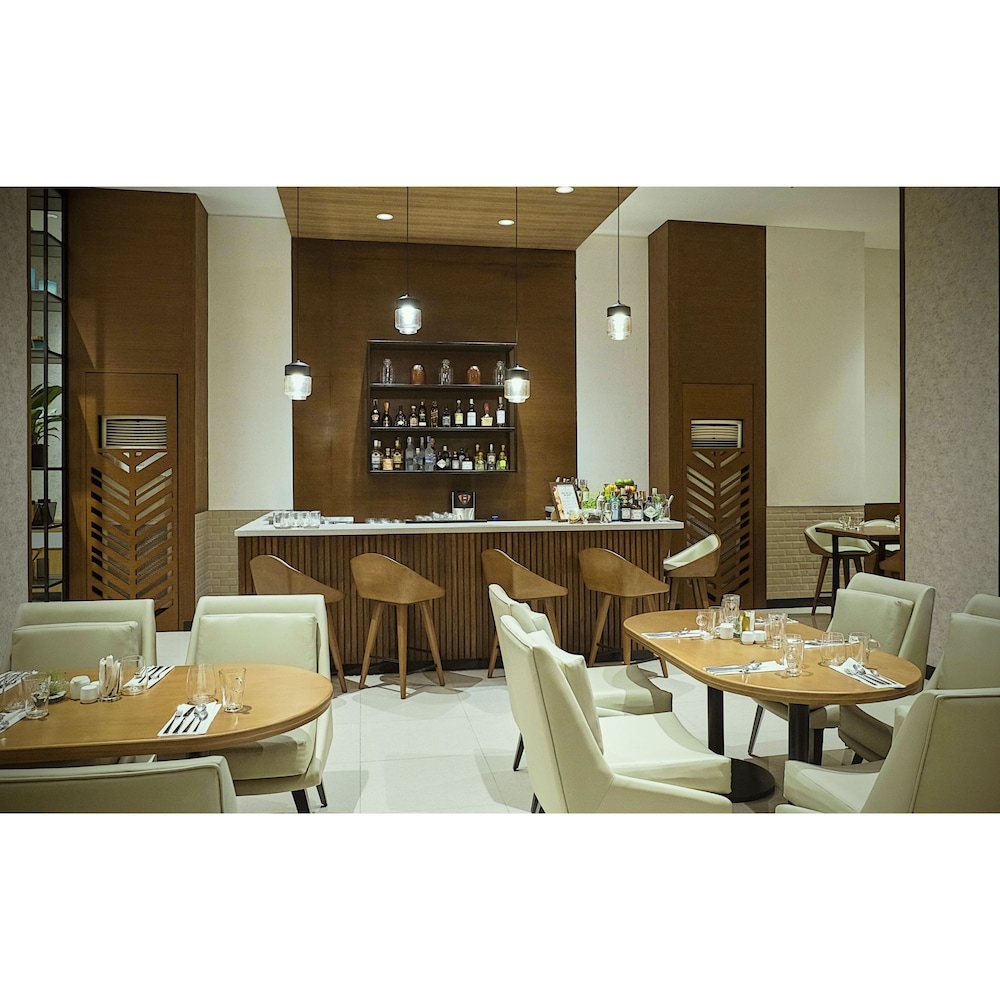 Summit Hotel Greenhills 50/61