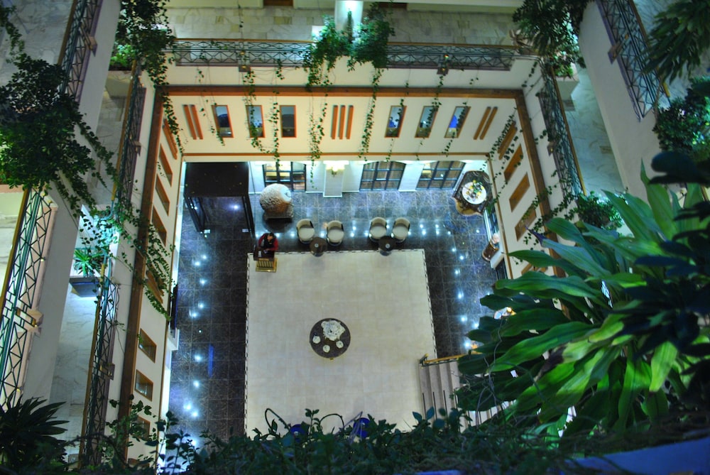 LARSA HOTEL 4/48