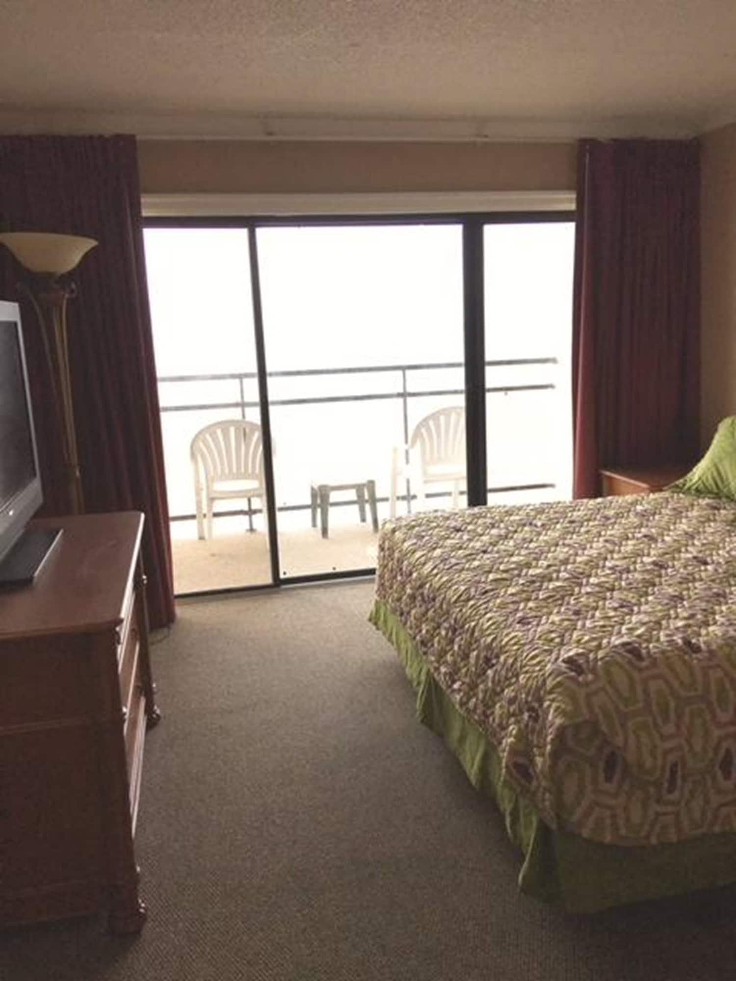 STANDARD, TRIPLE, PARTIAL OCEAN VIEW
