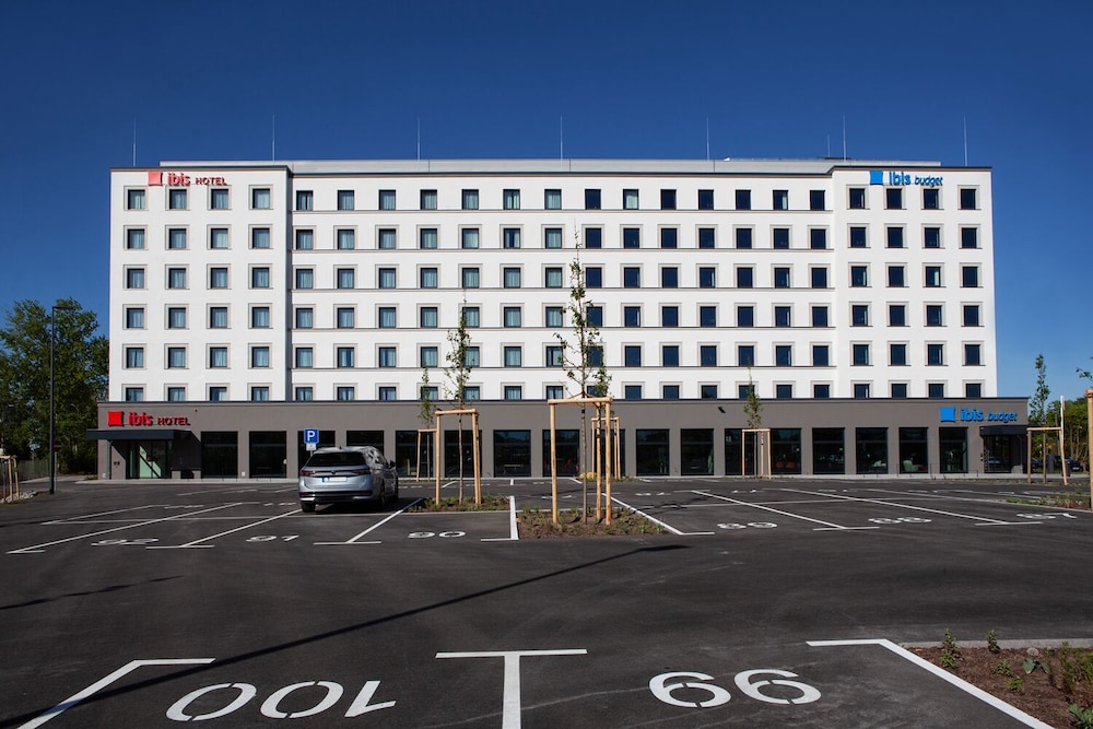 ibis budget Hotel Berlin Airport 38/45