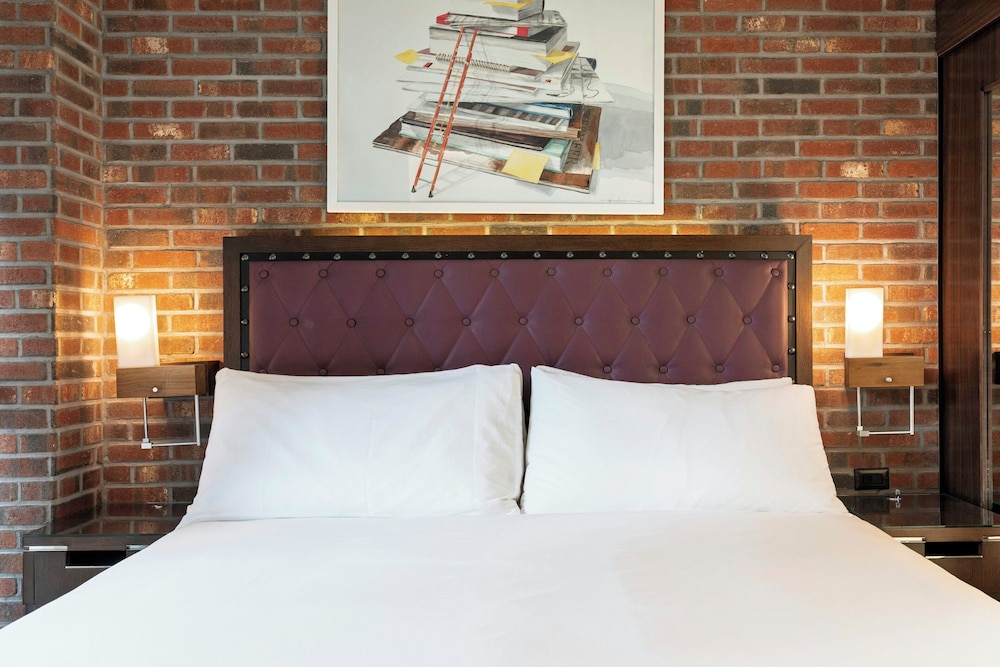 ARCHER, GUEST ROOM, KING BED, EMPIRE BUILDING VIEW, ACCESSIBLE