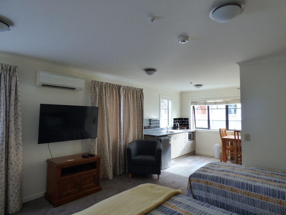 Sahara Motels 26/45
