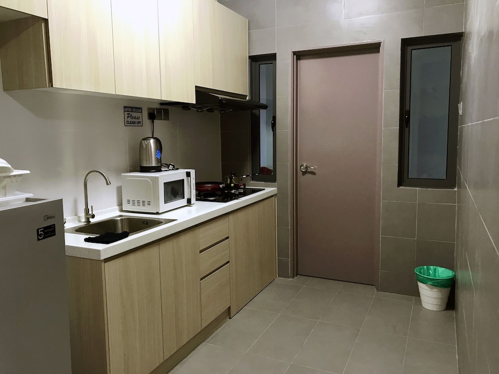 One Amerin Mall & Suites 49/50