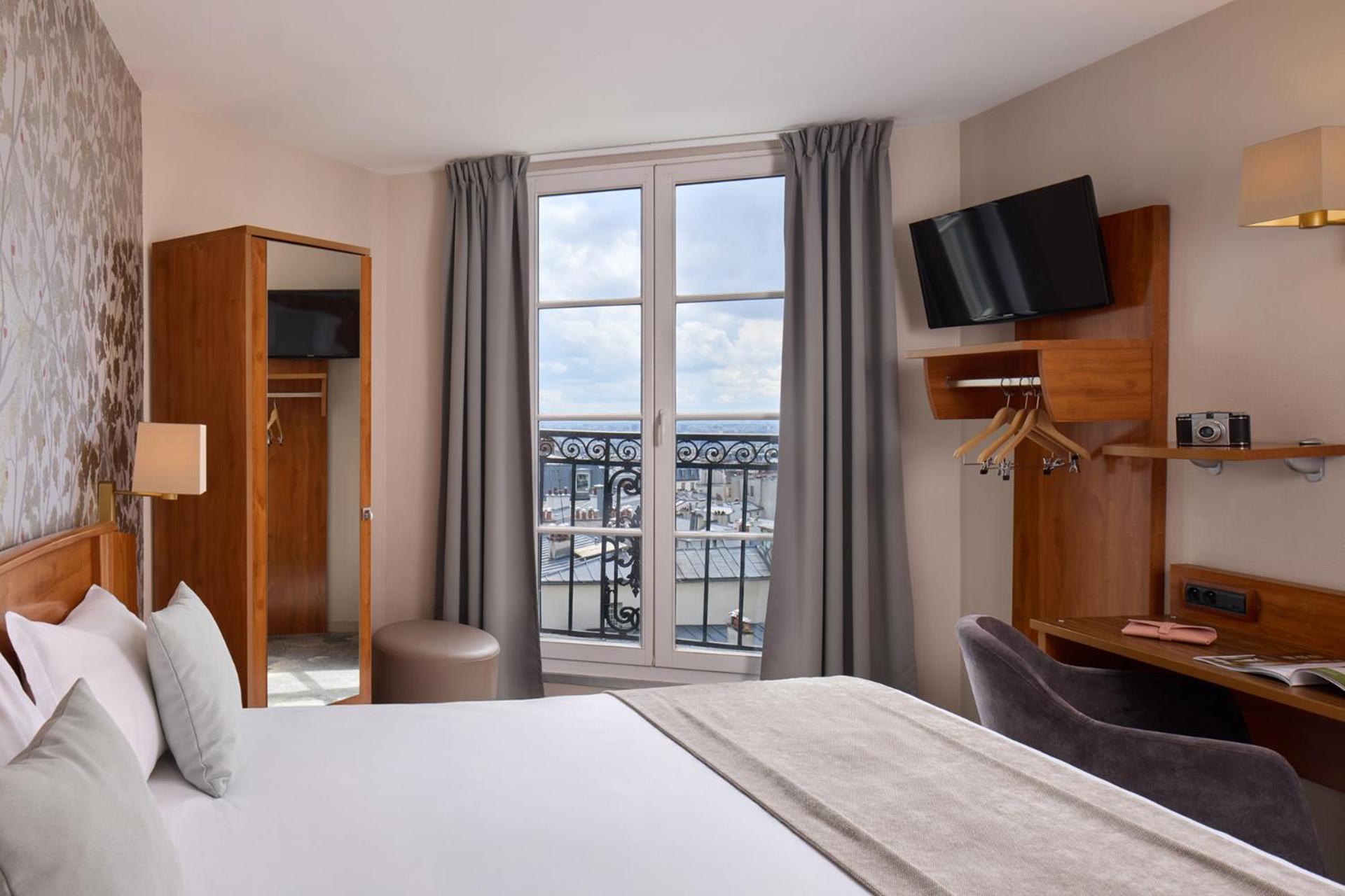 Superior, Triple, Eiffel View, Balcony