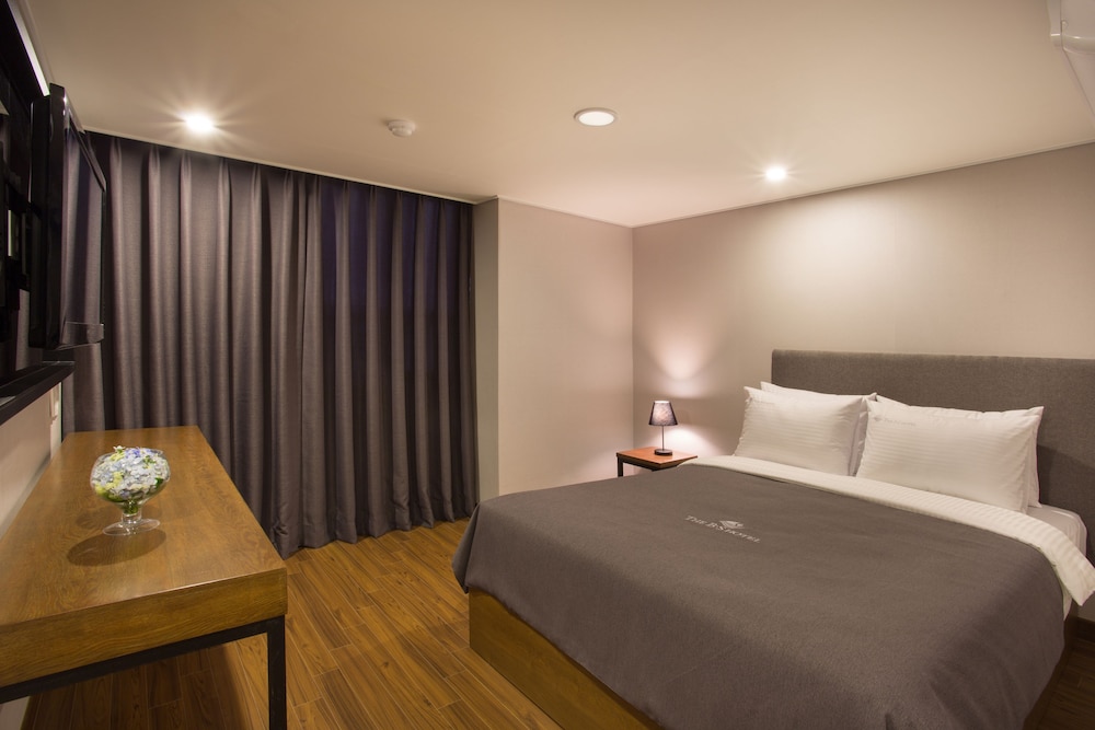 DELUXE, DOUBLE BED