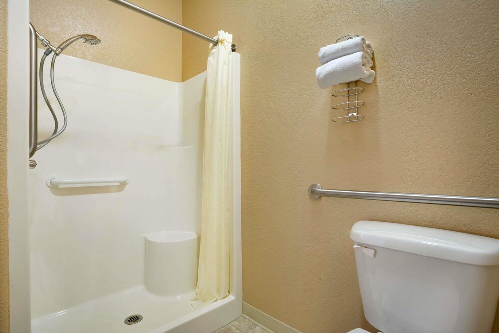 Travelodge by Wyndham Gillette 11/32