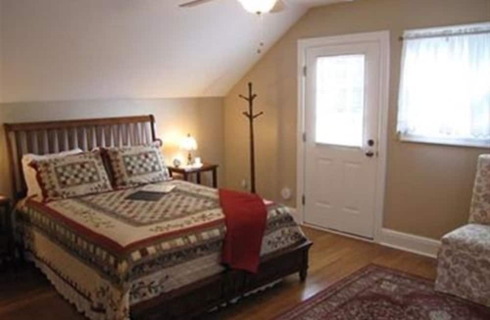 Carriage House, Queen Bed
