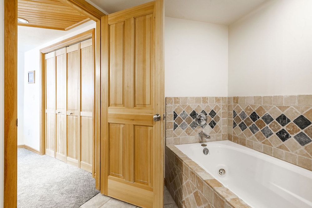 The Caledonian By All Seasons Resort Lodging 76/80