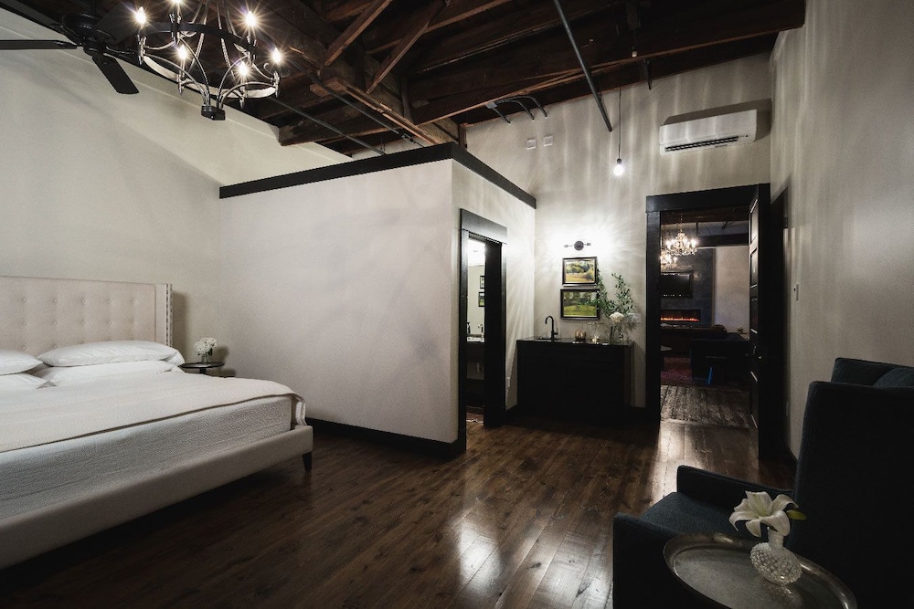 Gunrunner Boutique Hotel 12/63