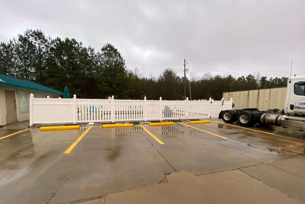 Days Inn by Wyndham Forest 24/40