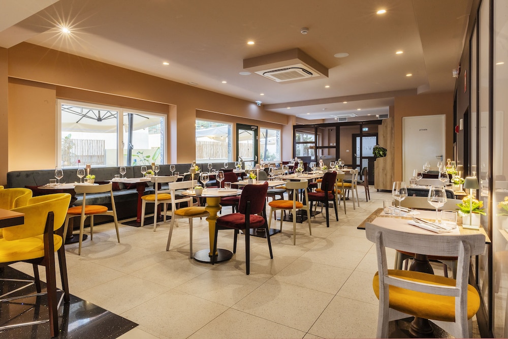 Adesso Hotel 38/50