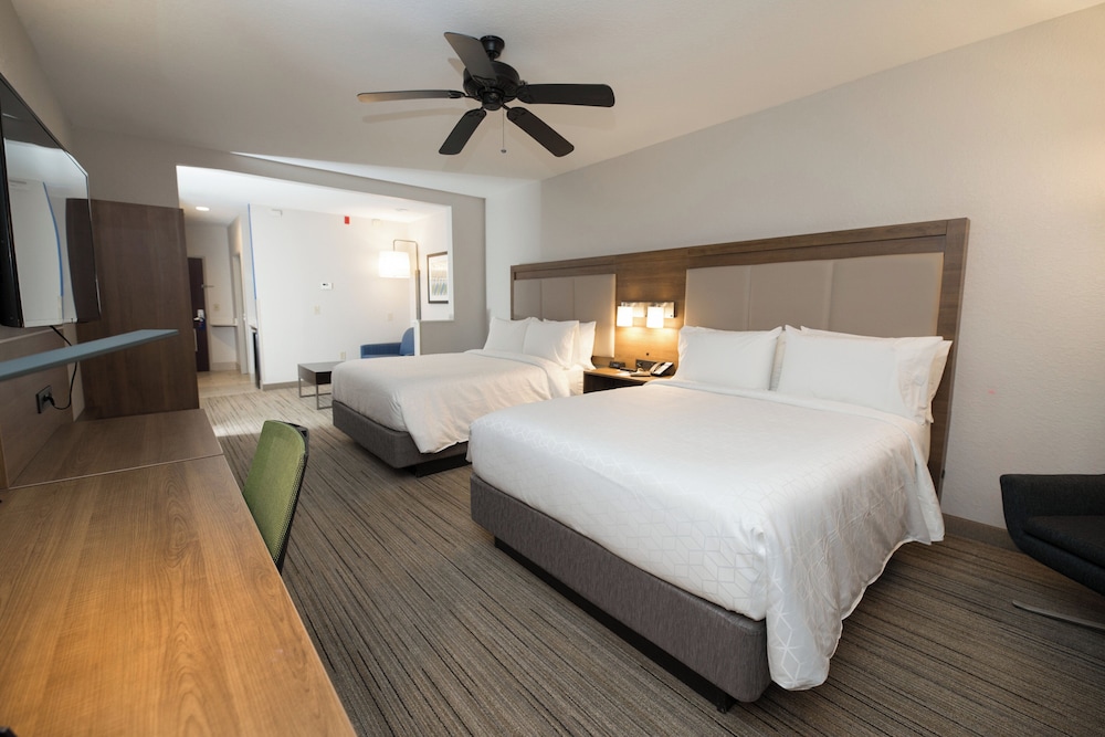 Holiday Inn Express Hotel & Suites Clinton 12/48