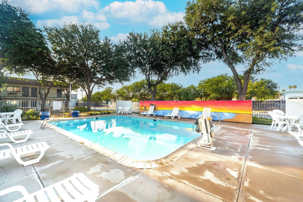 Motel6 Del Rio, TX 51/56