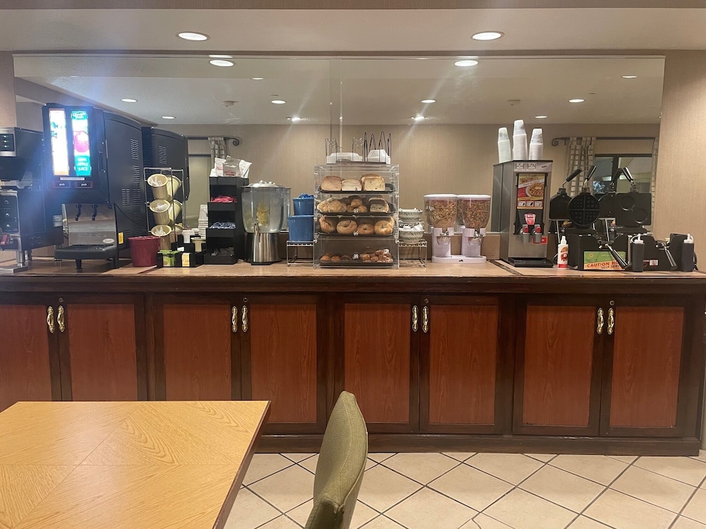 Days Inn by Wyndham Pleasant Prairie Kenosh 6/55