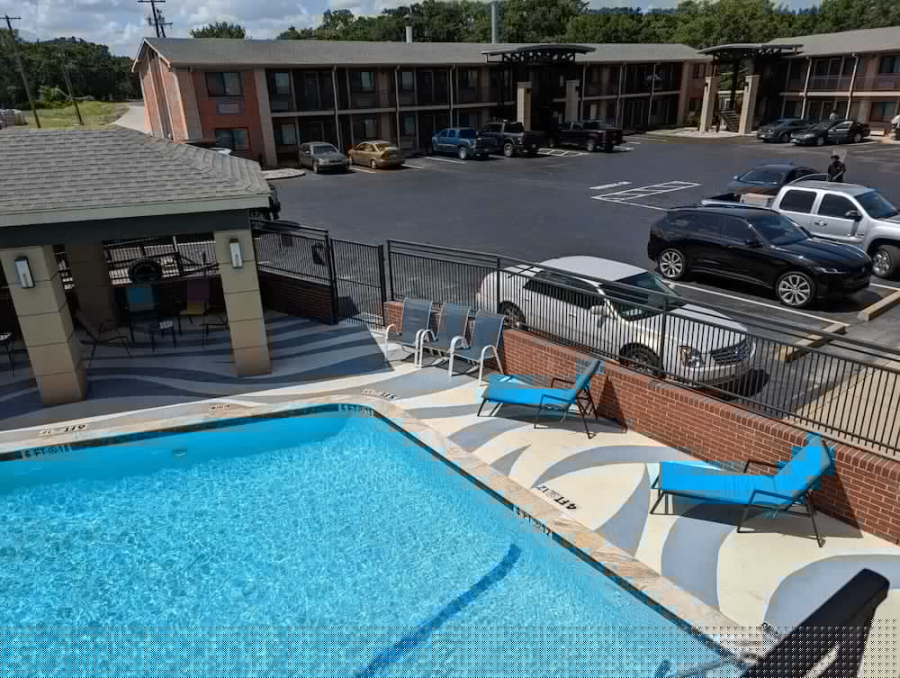 12 Oaks Hotel 5/50