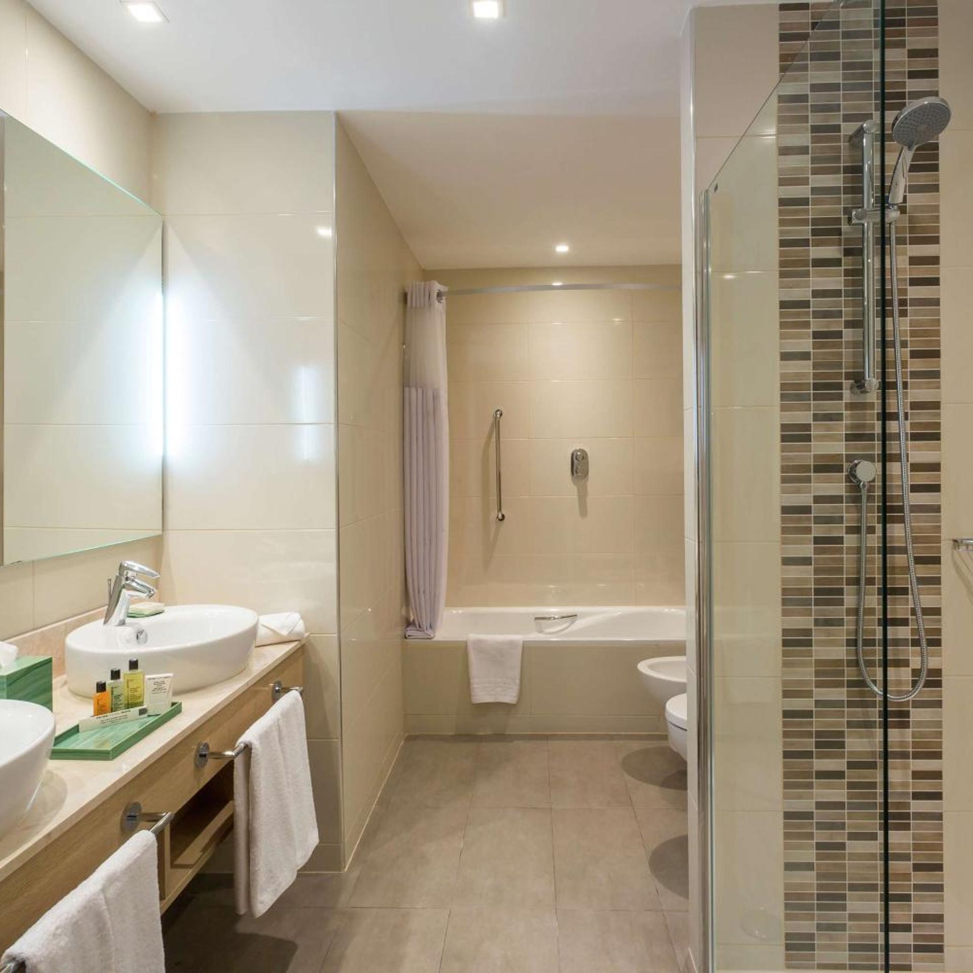 غرفة عائلية بسرير كوين بإطلالة على البحر مع أريكة، Hilton Garden Inn Tanger City Center 7/7