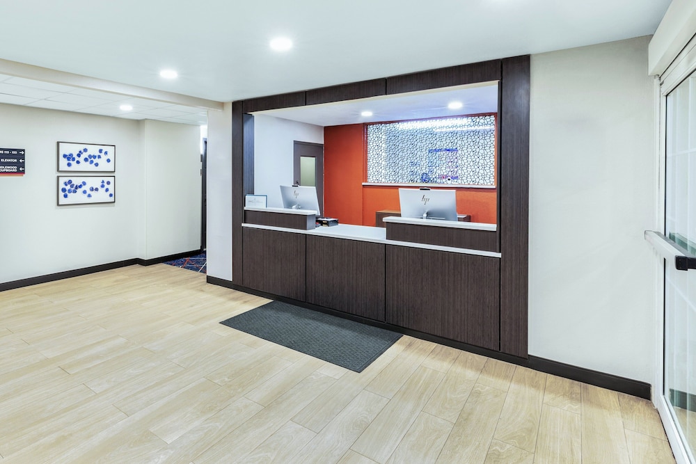Candlewood Suites Topeka 9/49