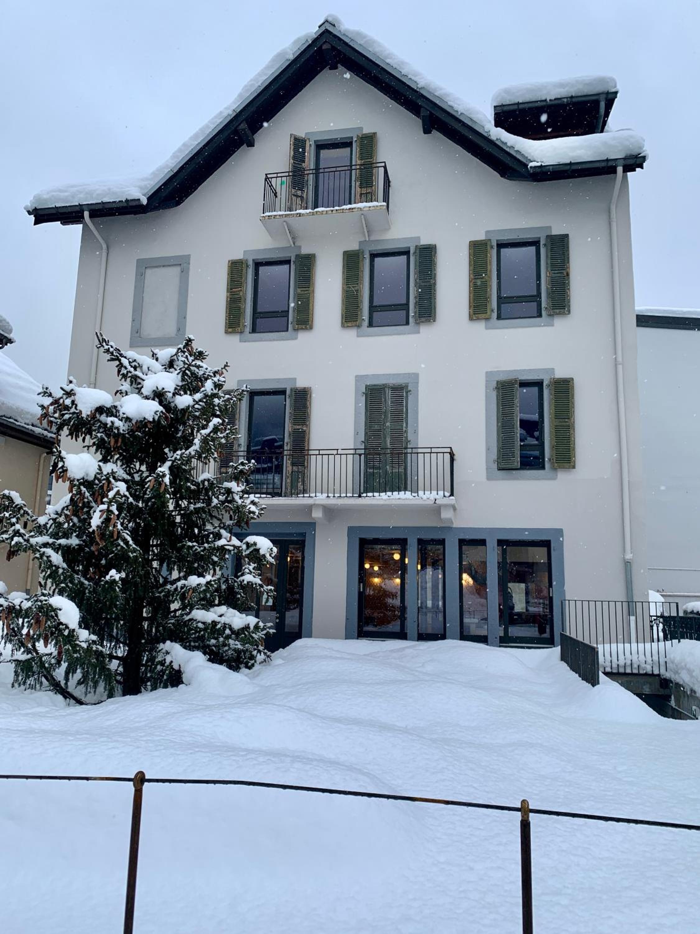 Cosmiques Hotel 4/40