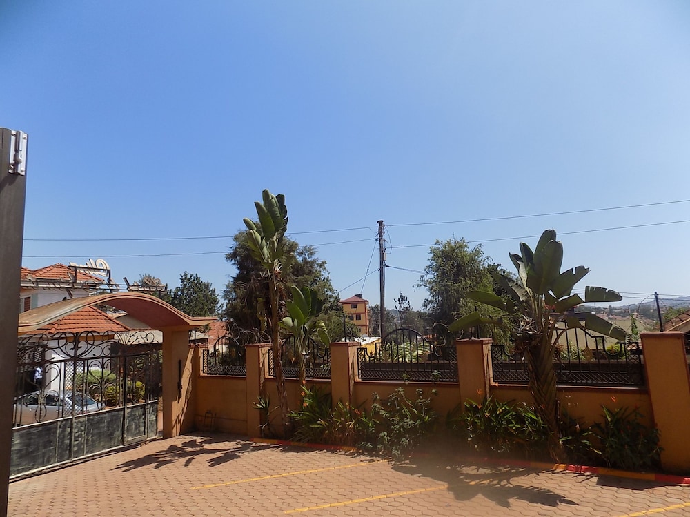 Olina Hotel And Apartments 33/38