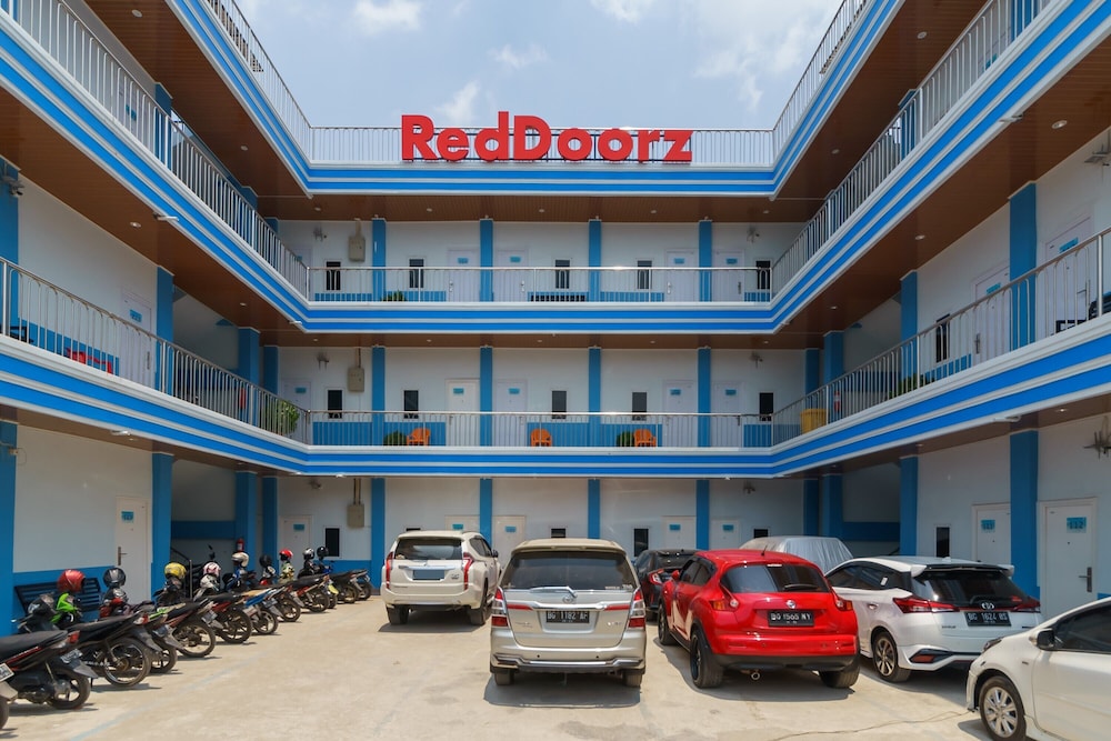 RedDoorz Plus near Palembang Icon Mall 2 12/15