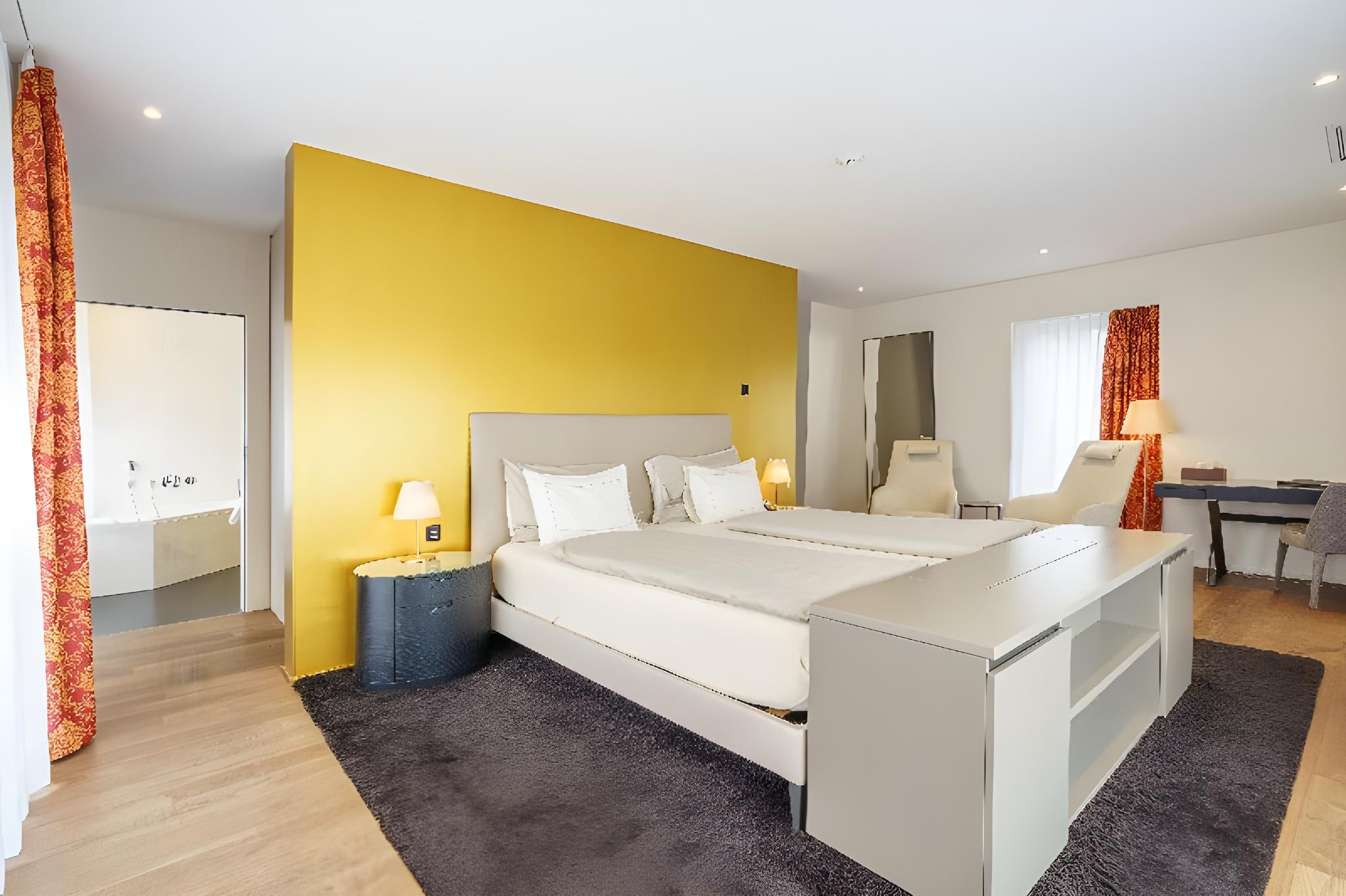 Panoramic, Junior Suite, King Bed, South Side