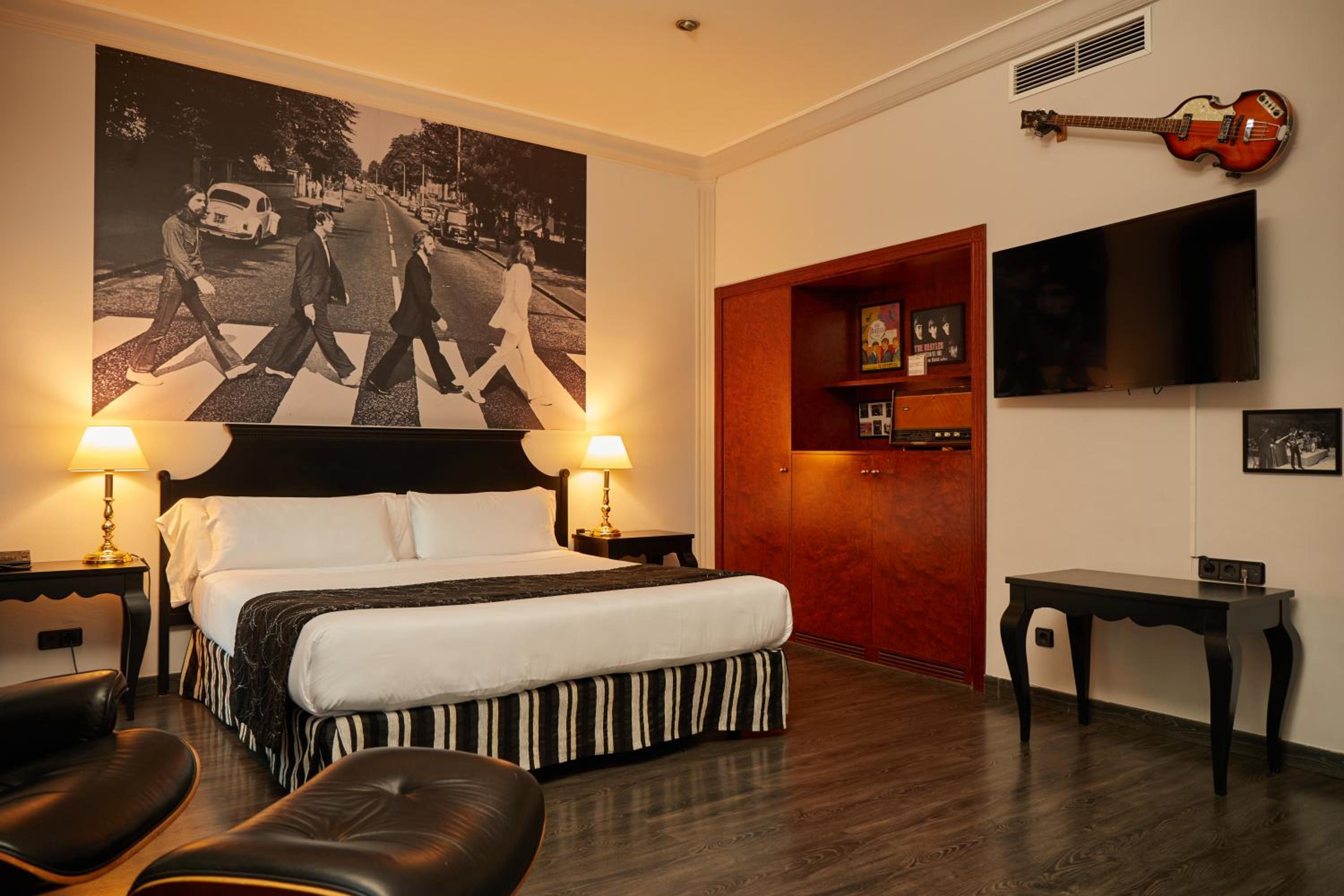 Beatles, Suite, King Bed, Sofa