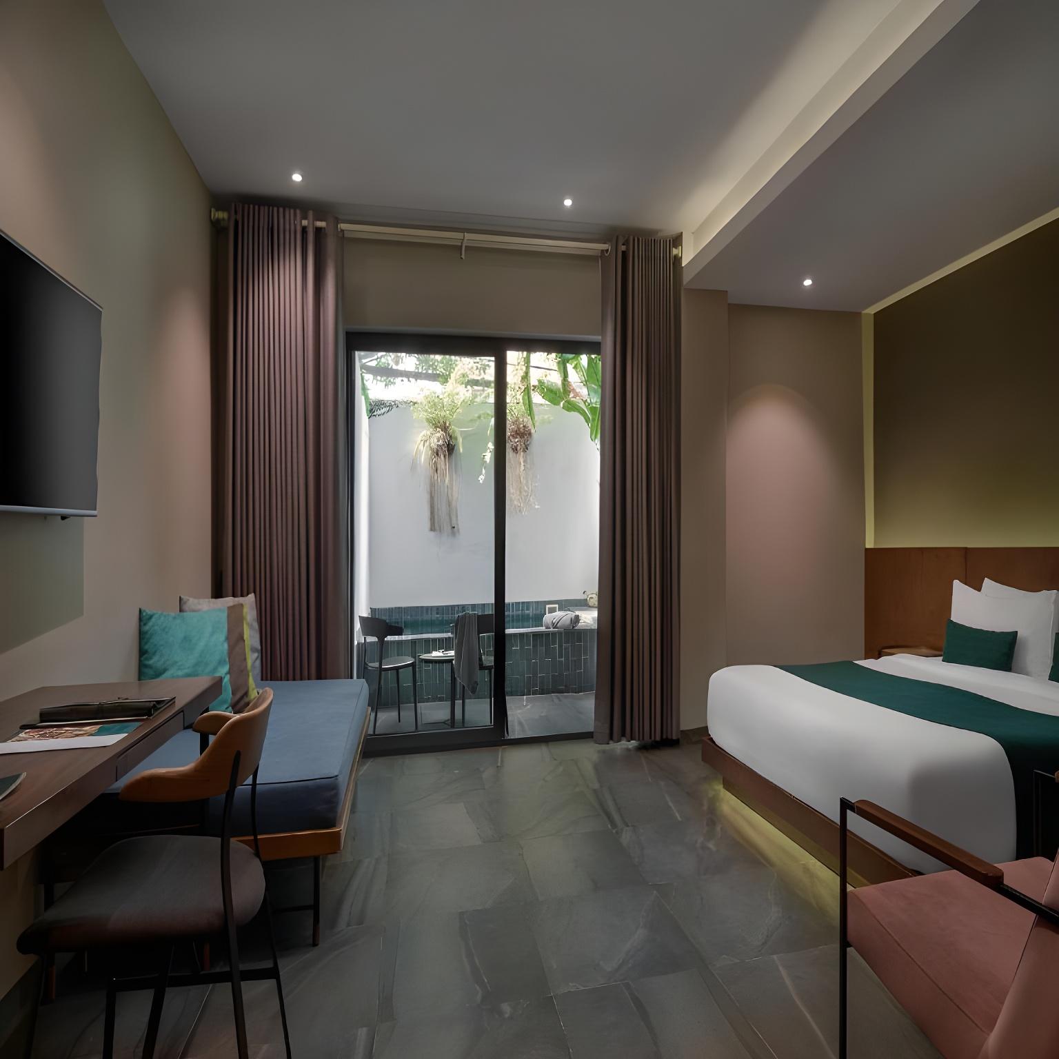 Deluxe, Plunge Pool