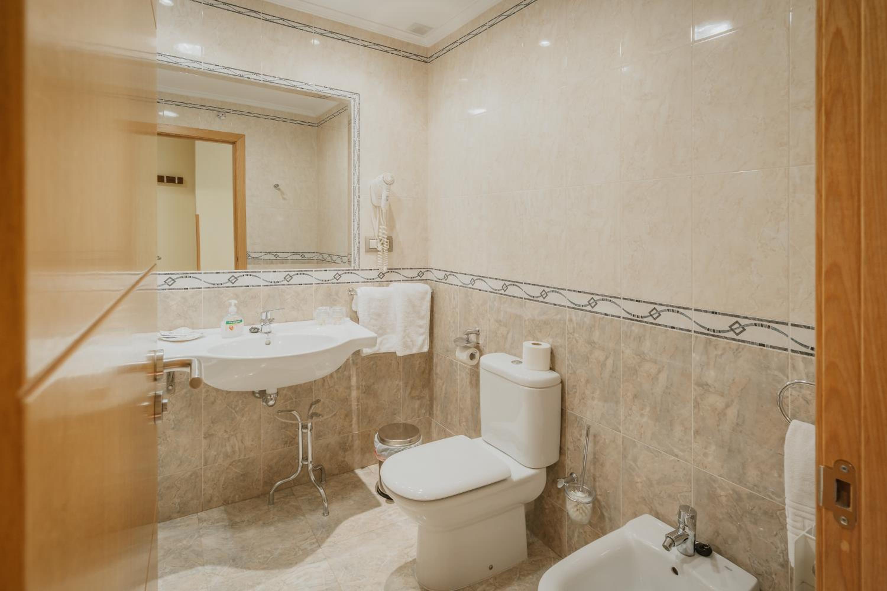 Hotel Reina Isabel 53/57