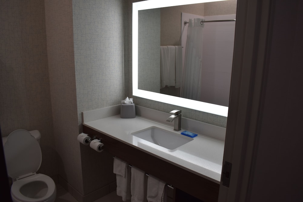 Holiday Inn Express Hotel Suites Mcpherson 63/64