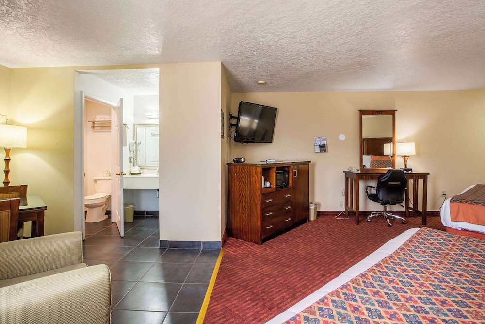 Sandia Peak Inn Old Town ABQ, a Howard Johnson by Wyndham 6/38