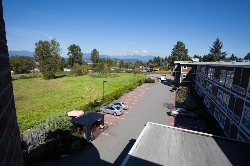 Days Inn By Wyndham Surrey 6/36