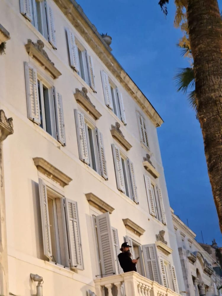 Riva Luxury Suites 6/50