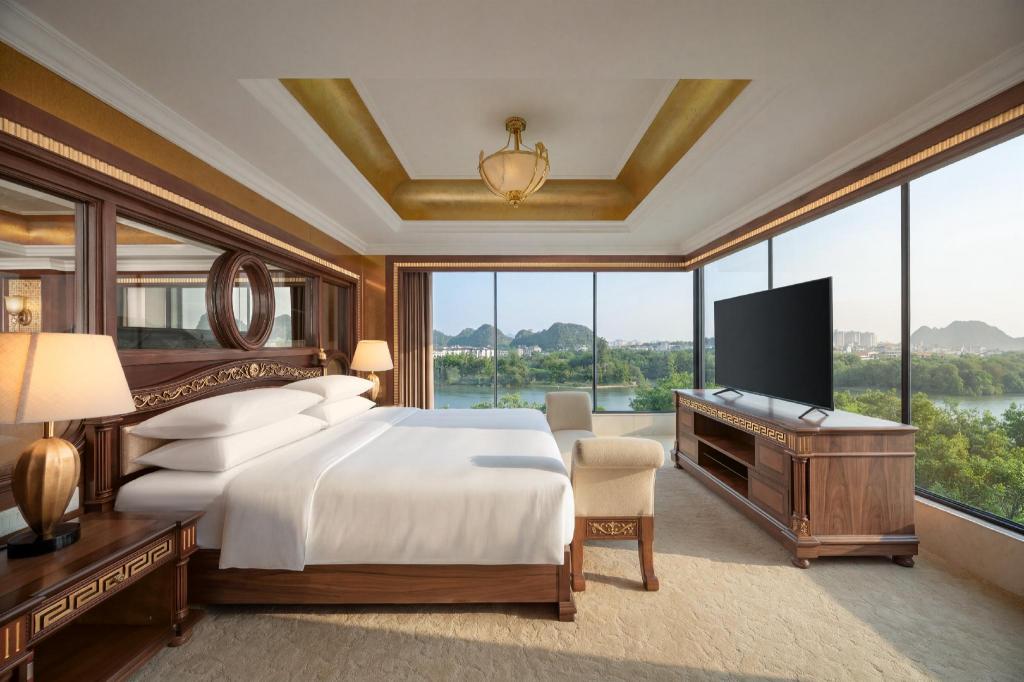 2 Bedrooms, Suite, King Bed, River View, Balcony, Club Lounge Access, Large, East Wing