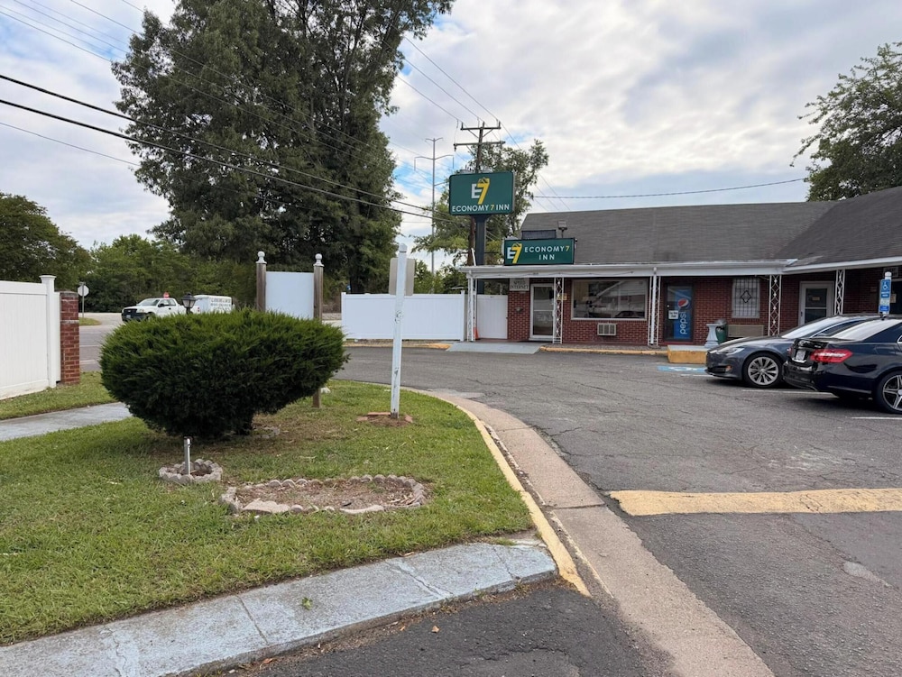Economy 7 Inn Hampton W Pembroke 54/64
