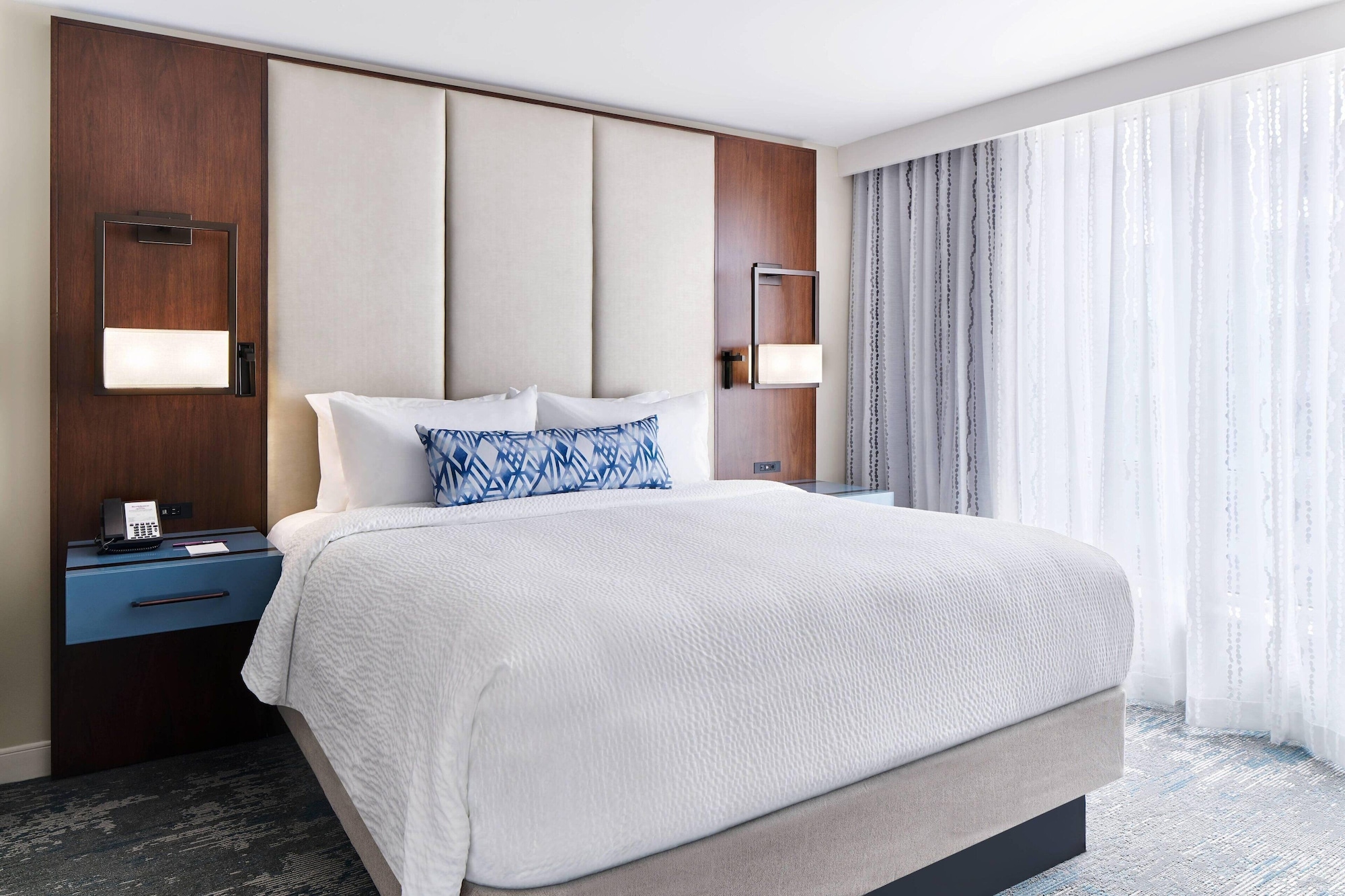 جناح بسرير كينج بشرفة بإطلالة مع أريكة، Residence Inn Washington Downtown Convention Center 3/6