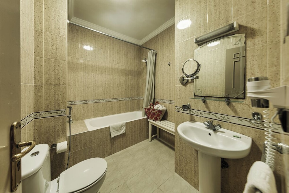 Amani Hotel Suites & Spa 84/85