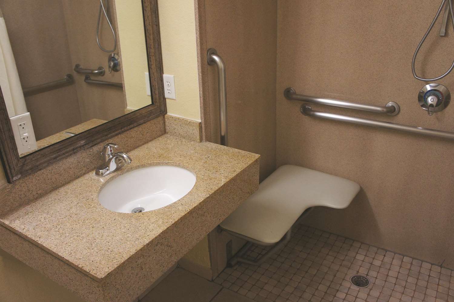 La Quinta Inn & Suites by Wyndham Albuquerque Midtown 52/57