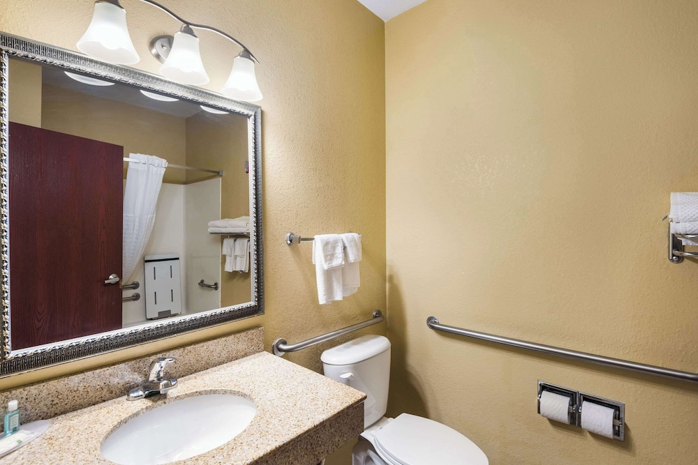 Room, King Bed, Accessible, Quality Inn Des Moines North 3/4