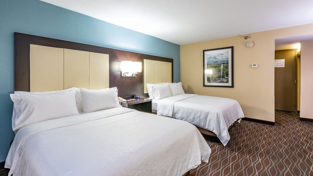 Standard, 2 Queen Beds, Pool View, Holiday Inn Express Boise University Area 2/2