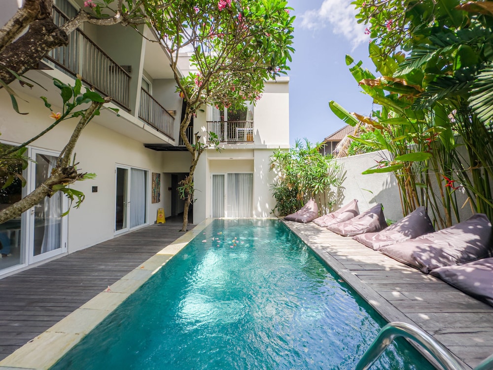 Hola Seminyak 40/50