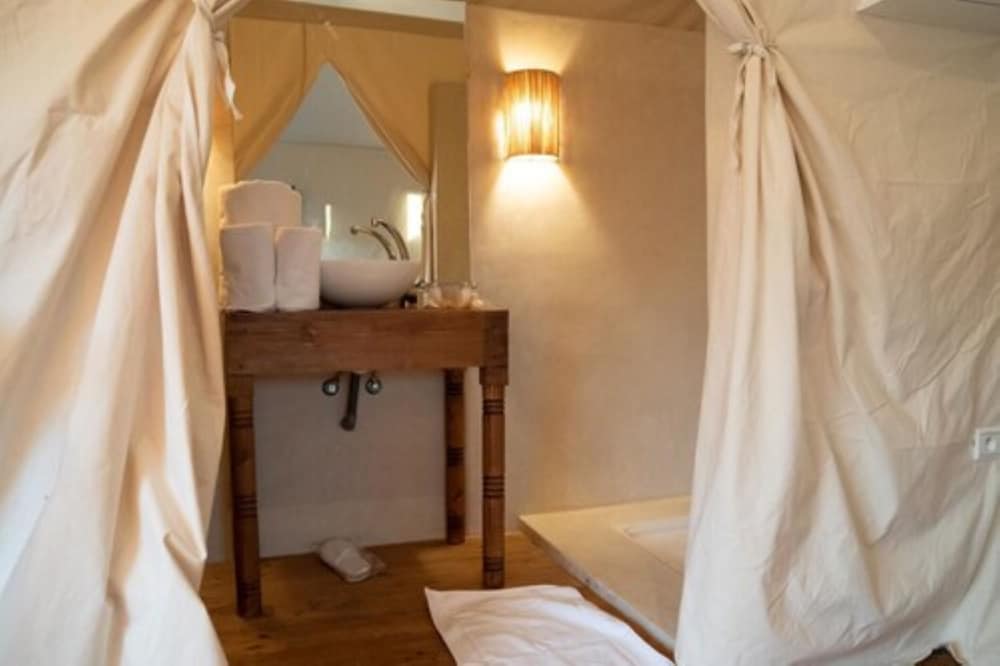 The White Camel Lodge 2/36