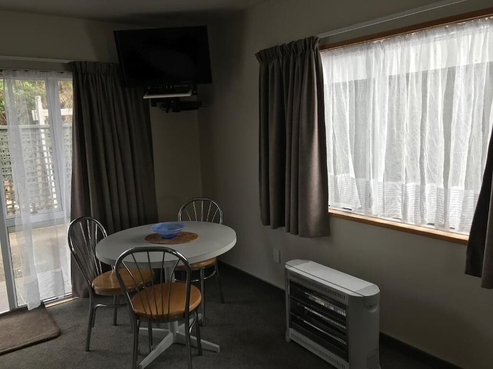 JADE COURT MOTOR LODGE 30/42