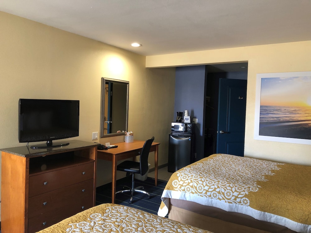 Days Inn by Wyndham San Diego-East/El Cajon 24/56