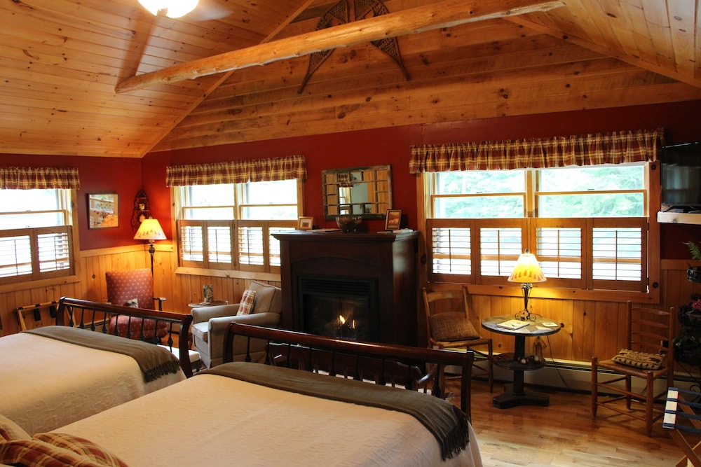 Kiwassa Lake Bed & Breakfast and Cabins 10/50