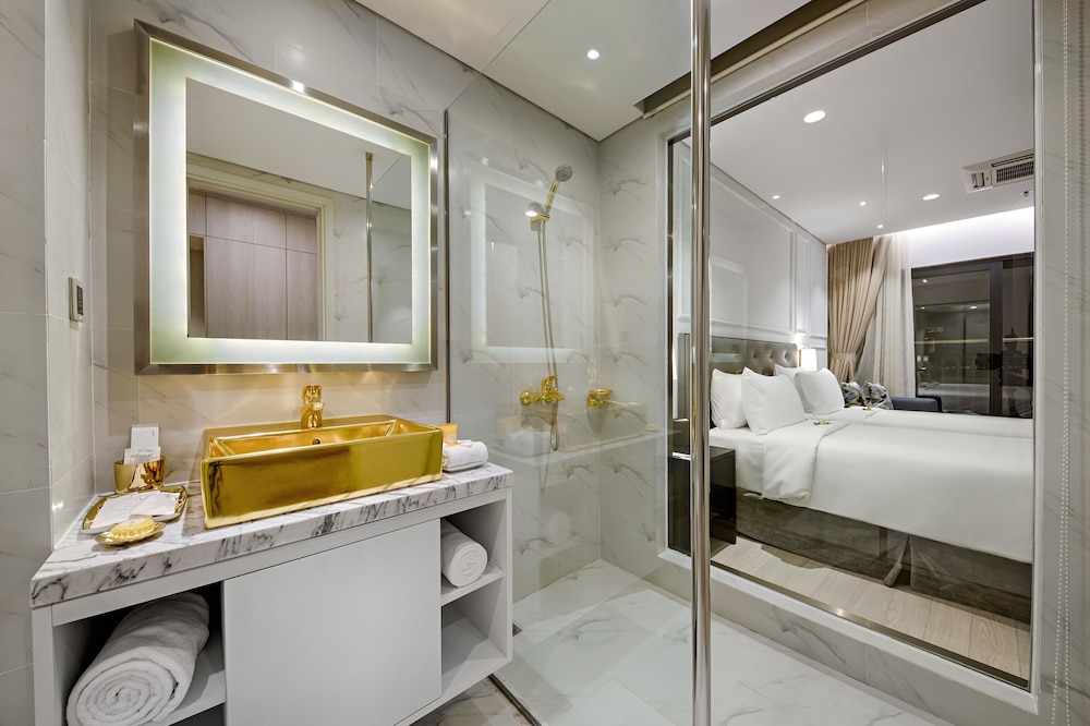 غرفة سوبيريور بسرير كينج بإطلالة على المدينة بشرفة، Wyndham Danang Golden Bay 6/7
