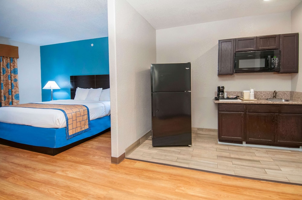 Days Inn & Suites by Wyndham San Antonio near Frost Bank Ctr 15/42