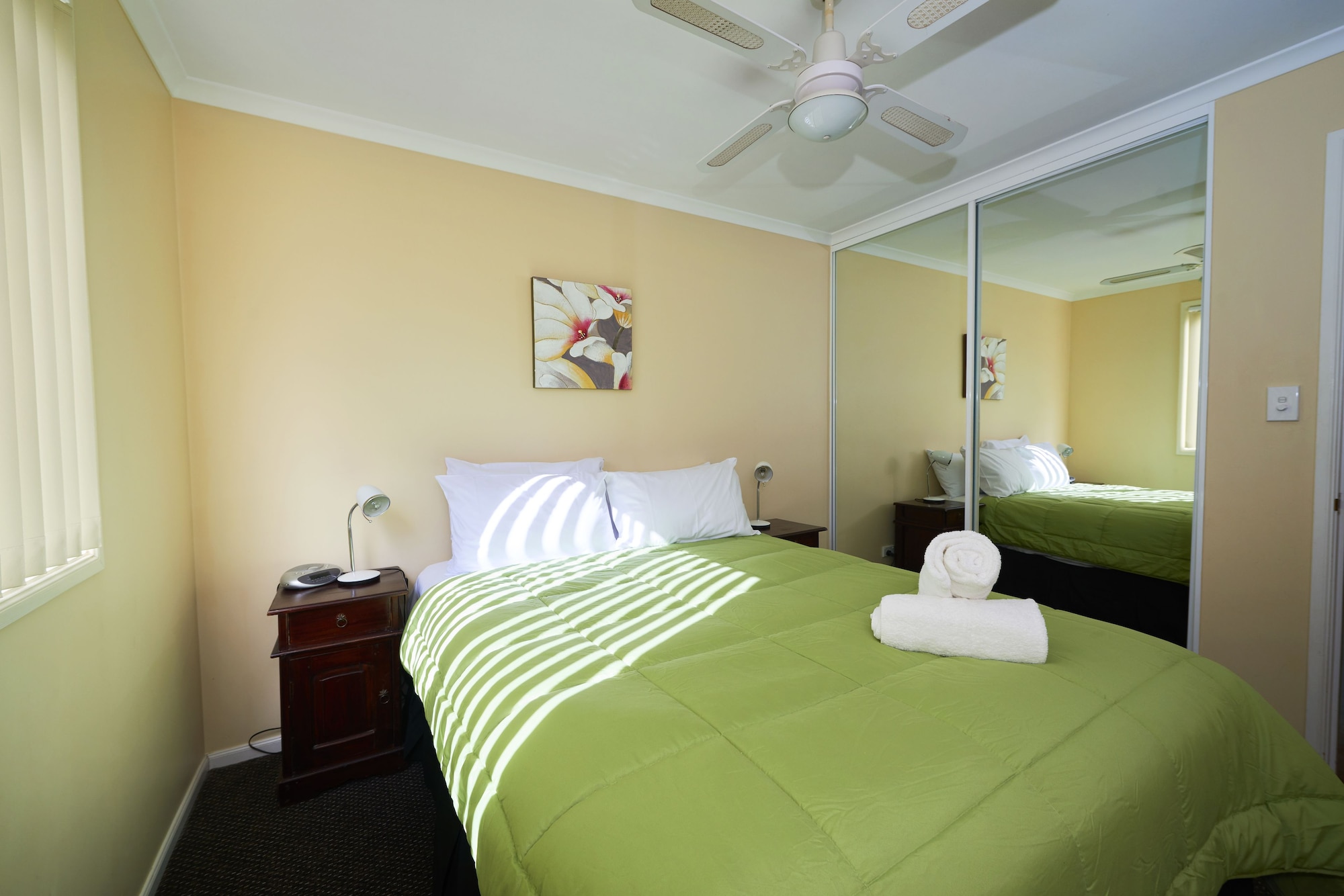 كابينة بسرير كوين وسريرين منفصلين بغرفتي نوم، RAC Busselton Holiday Park 3/6